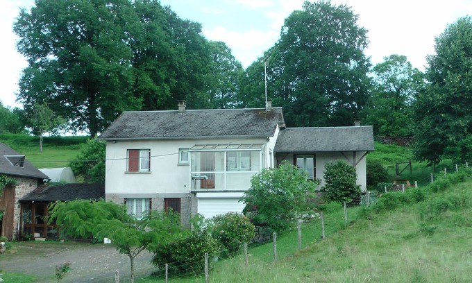 Salon-la-Tour House | Whole house at the end of the road
