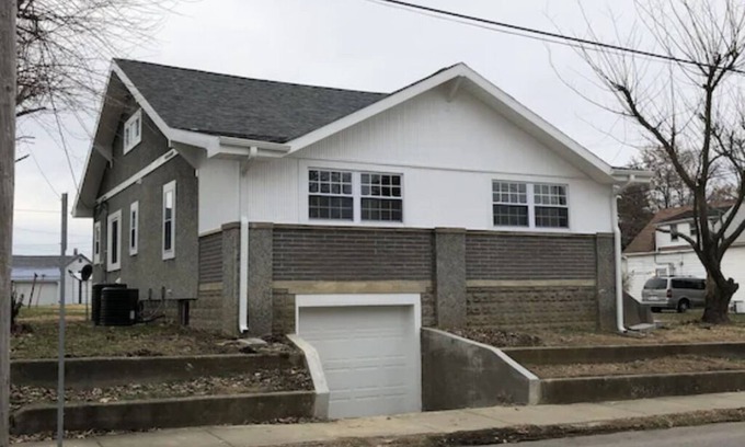 Washington House | Whole house w/full basement 3 bdrms 2.5 baths 5 recliners + air mattress space