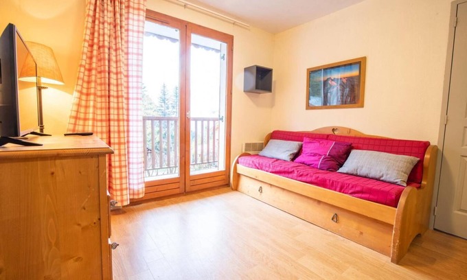 Valfrejus Apartment | Wifi, 200m from ski slopes, 1st floor, view mountain, balcony, tv, ski locker, 49m², Valfréjus