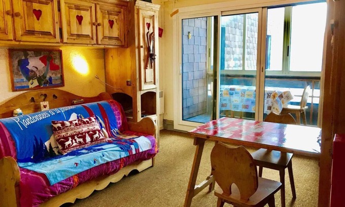 Correncon-en-Vercors Apartment | Wifi, ski-in/ski-out & foot of the slopes, 2nd floor, balcony, tv, 29m², Villard de Lans