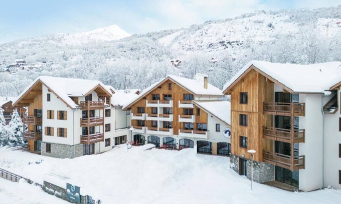 Saint-Chaffrey Hotel | Wifi, view mountain, swimming pool, sauna, hammam, balcony, parking, ski locker, 20m²
