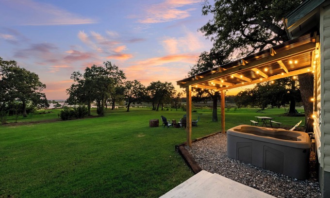 Madill Cabin | Willow Heaven- LAKEFRONT Cabin getaway with a Jacuzzi in Texoma Shores Resort