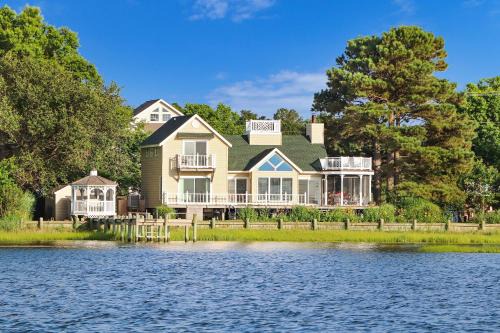 Chincoteague House | Windshadow - Waterfront & pet friendly!