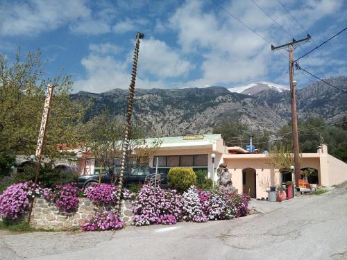 Fourfouras Hotel | Windy Place