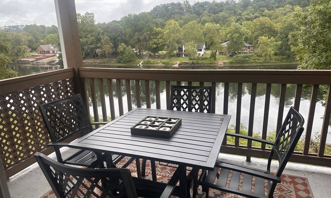 Branson House | Wine and Dine at Unit 9