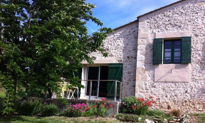 Lamothe-Montravel Hotel | Wine house purple Périgord