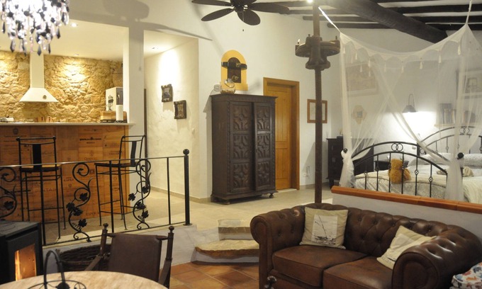 Obidos Cottage | Wine lovers romantic rural barn 7 km from Obidos complete with wine press!