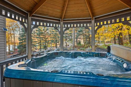 Pocono Lake House | Winterfell by AvantStay HotTub Sauna Game Room
