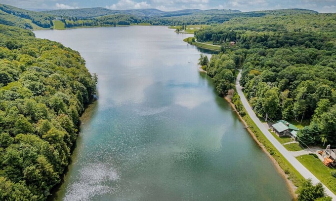 Alpine Lake Apartment | Wintervue: Escape to Nature – Spacious, Pet-Friendly Retreat in WV