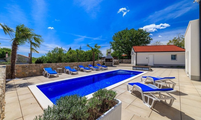 Kras Apartment | With 28m2 pool not far from the healing mud bay