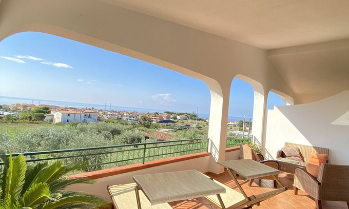 Scalea Apartment | Wohnung auf Großzügigem Anwesen mit Traumblick