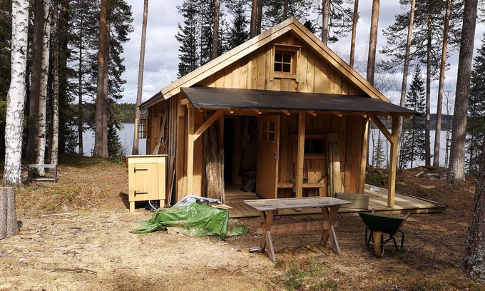 Gallo Cabin | Wolverine lake cabin. Romatic log cabin is completely offgrid