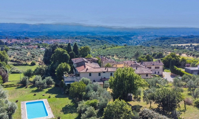 Castelfranco di Sopra Villa | Wonderful private villa with WIFI, private pool, TV, patio, pets allowed and panoramic view