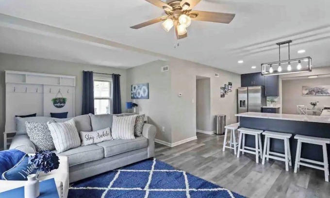 Wood Dale House | Wonderful in Wood Dale, right by O’Hare airport!