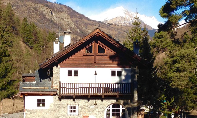 Cesana Torinese Cabin | Wonderful large Chalet surrounded by greenery 10 min from the village. Wifi and comfort.