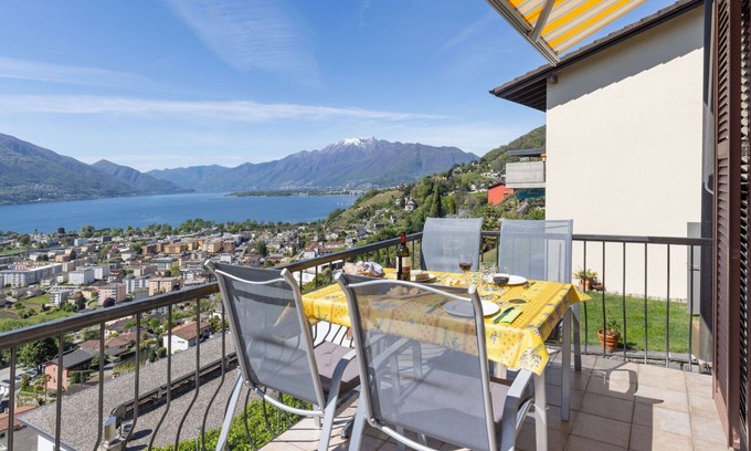 Gordola House | Wonderful private villa for 4 people with WIFI, TV, balcony, pets allowed and panoramic view