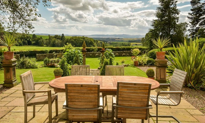 Kirriemuir Villa | Wonderful private villa for 10 guests with WIFI, patio and panoramic view