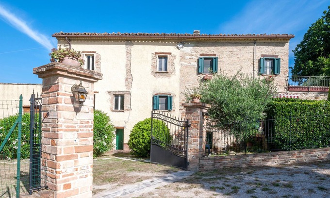 Monteguiduccio House | Wonderful vacation home in historical flair.