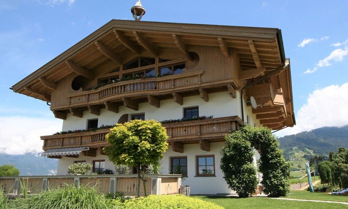 Außerweerberg Villa | Wonderful villa for 6 people with WIFI, TV, patio and panoramic view