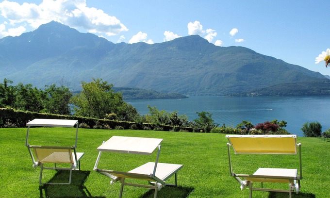 Domaso House | Wonderful villa for 4 guests with WIFI, hot tub, A/C, TV, terrace and pets allowed