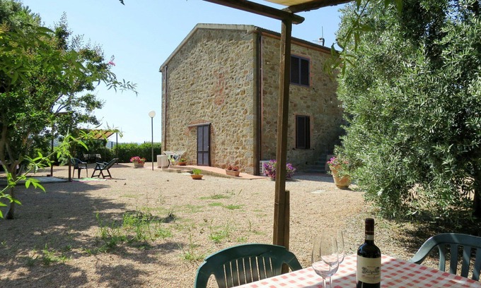 Magliano in Toscana Villa | Wonderful villa for 6 guests with A/C, TV, patio, pets allowed and parking