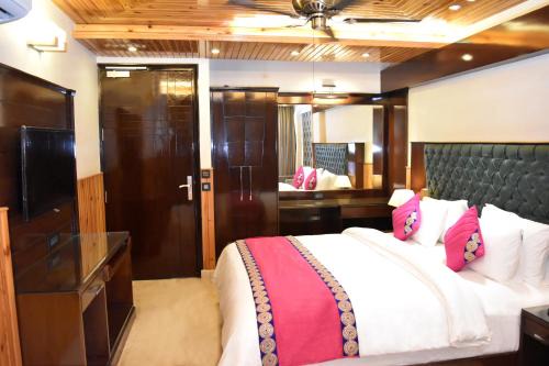 New Delhi Hotel | Wood Castle Grand