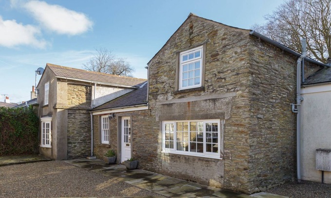 Douglas Cottage | Woodcroft is a charming cottage located in wonderfully leafy surroundings right in the heart of Doug