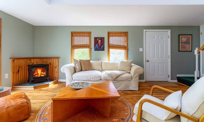 Town of Olive House | Wooded Way: Forest Views—Scenic Days—Starry Skies