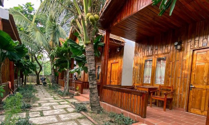 Ong Lang Ski Chalet | Wooden style bungalow have kitchen