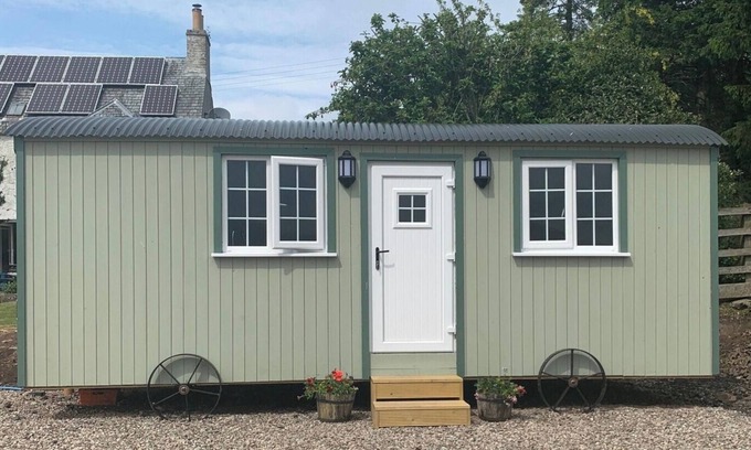 Perth Cabin | Woodhead Shepherds Hut - Sleeps 2 - Mailer Farm