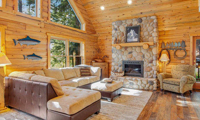 Roslyn Ridge Cabin | Woodland Home w/Great Game Room, Deck, W/D & Forest View - Near Cle Elum Lake