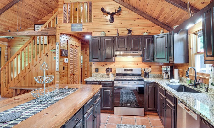 Beaver Cove Cottage | Woodsy Beaver Cove Cabin w/Deck & Fire Pit!