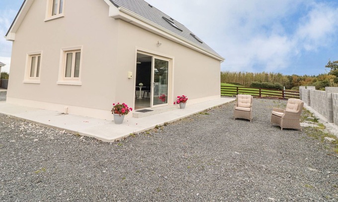 Cooraclare Cottage | WOODVIEW APARTMENT, family friendly in Cooraclare, County Clare