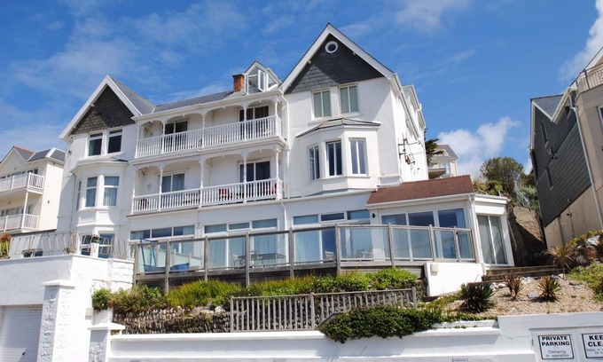 Mortehoe Apartment | Woolacombe Aptmt with beach view, balcony & Wi-fi