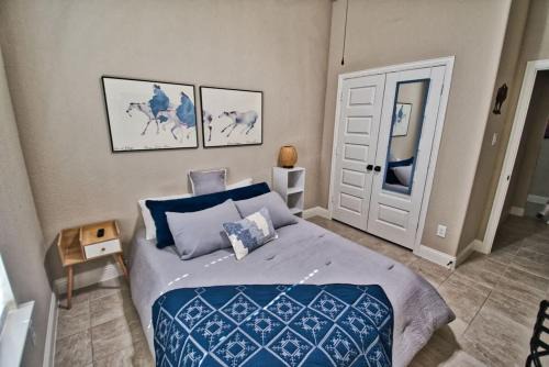 Waxahachie House | Work ready stay queen bd near DWTN Baylor Scott & White Fast Wi-Fi Free Parking Professionally Managed by Stay Albatross