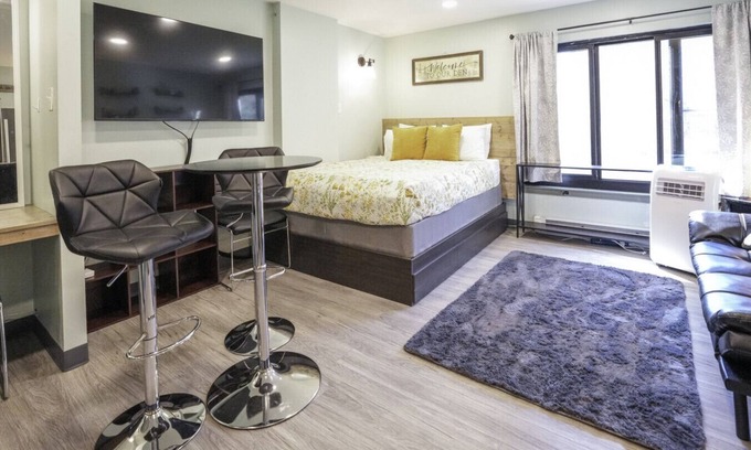 Snowshoe Apartment | Workspace Studio. Ski-In/Ski-Out. Convenient. AC!