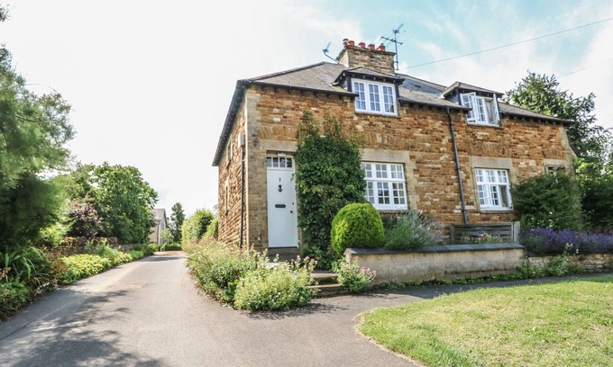 Longdon Cottage | WREN COTTAGE, pet friendly, with a garden in Uppingham