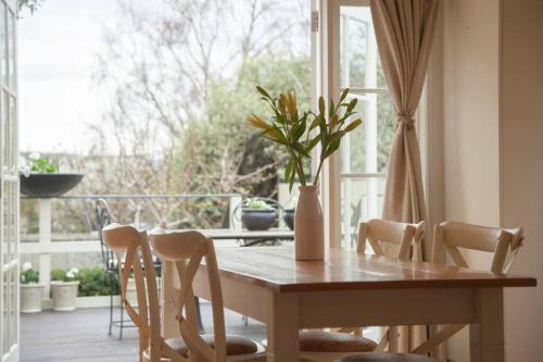 North Hobart House | Writer's Cottage, luxurious oasis in the heart of North Hobart