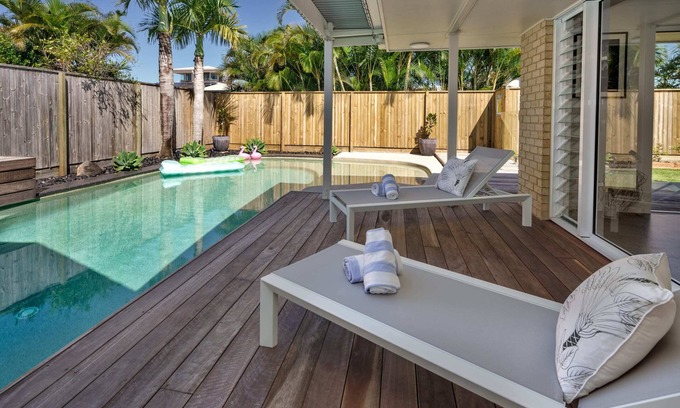 Wurtulla House | Wurtulla Beachside Haven, Steps to the Sea & Pool