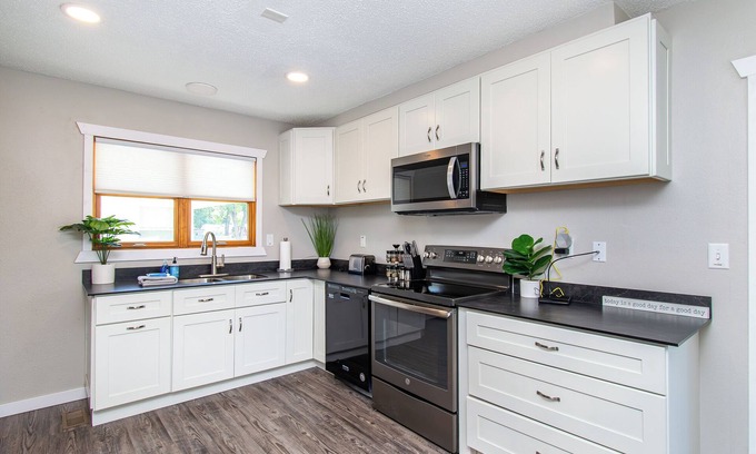 Moorhead House | XL Fenced Yard I 4 min to MSUM I Grill I Games