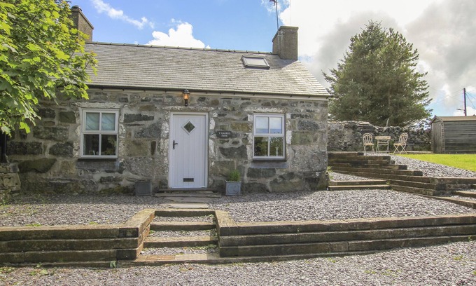Caernarfon Cottage | Y GARREG FAWR, pet friendly, character holiday cottage in Caernarfon