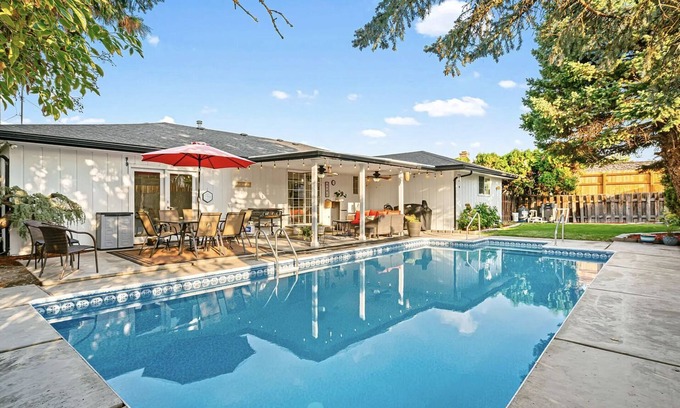 Yakima House | Yakima luxury with game room and heated pool - POOL OPEN MAY-SEPT