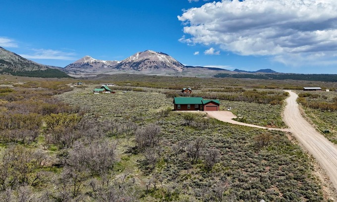 La Sal House | Yellow Door Retreat I Mountain Views I Privacy I 30 Minutes to Moab!