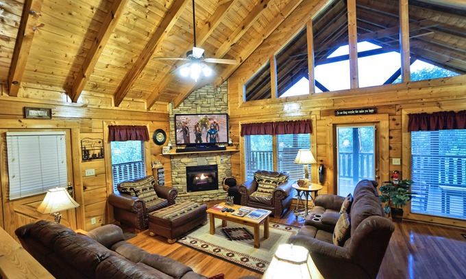 Pigeon Forge Cabin | Yeti's Retreat -Prime location/No scary drive/extra wide decks/Game Room/Hot tub