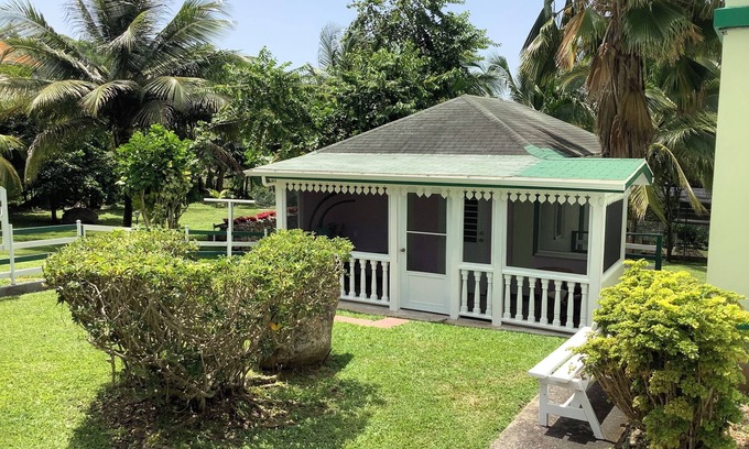 Pond Hill Apartment | Ylang Cottage cozy studio in the foothills of Nevis Peak & great walking trails