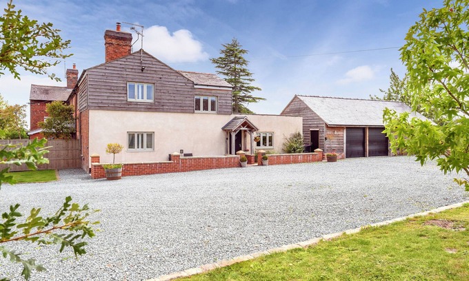 Whitchurch Cottage | YOCKING GATE MEWS, pet friendly, with a garden in Whitchurch