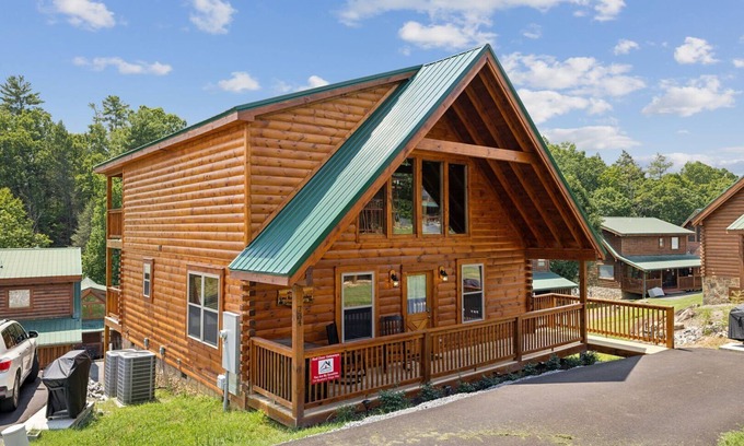Pigeon Forge Cabin | You Are My Sunshine - 3 BR Cabin - Downtown Pigeon Forge!