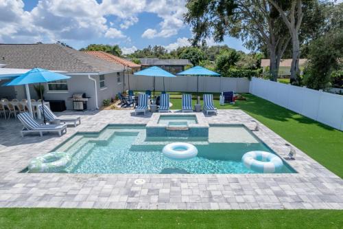 Largo House | Your Beach Getaway Putt Putt Bikes Game Room BBQ