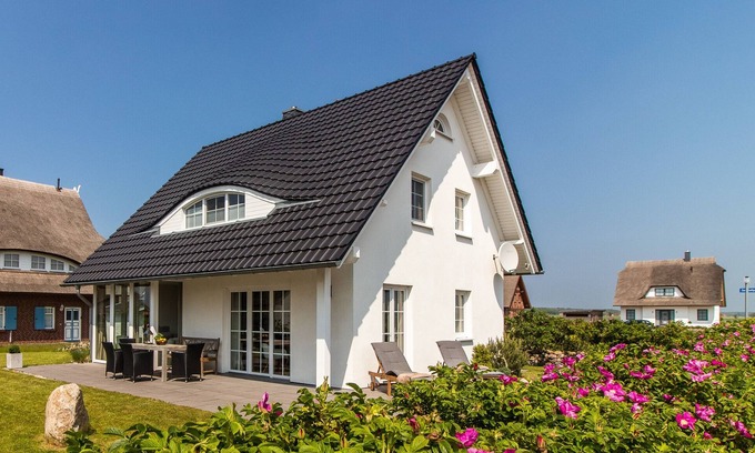 Dranske House | Your cottage with garden, bright, cozy and the sea in sight