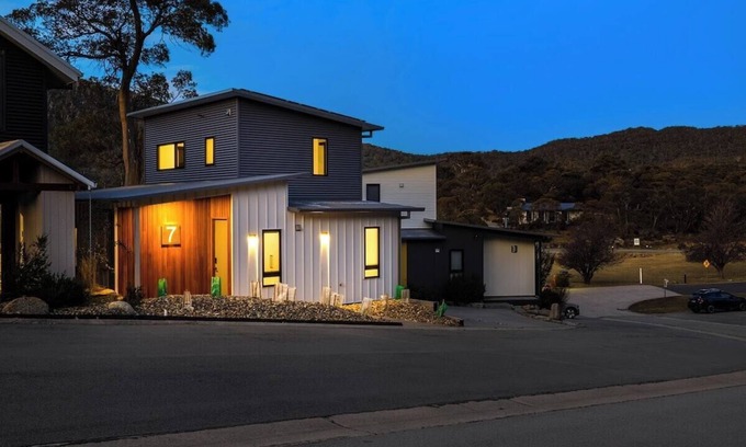 Lake Crackenback Ski Chalet | Your dream Alpine Sanctuary - Lakeside Luxury